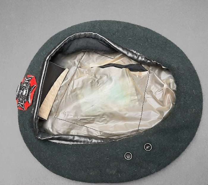 **Rhodesian Bush War: 1970s Rhodesia Regiment Beret w/ Badge & Stable Belt Length (57)**