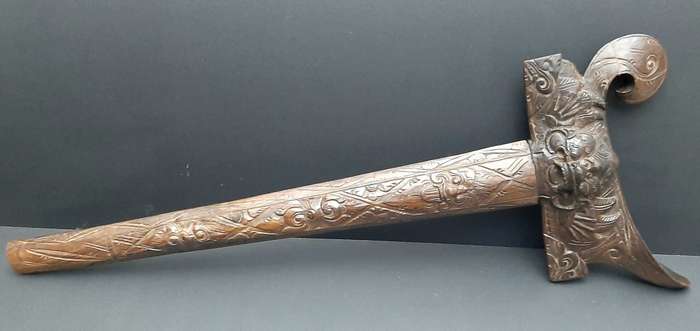 **RARE: 19th Century Indonesian Chieftain`s Damascus Pattern Kris Dagger w/ Scabbard (68cm).**