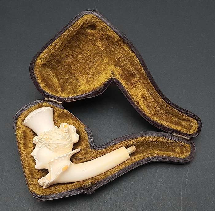 19th century German `Dame Pattern` Meerschaum pipe bowl with leather case (8cm x 6cm)