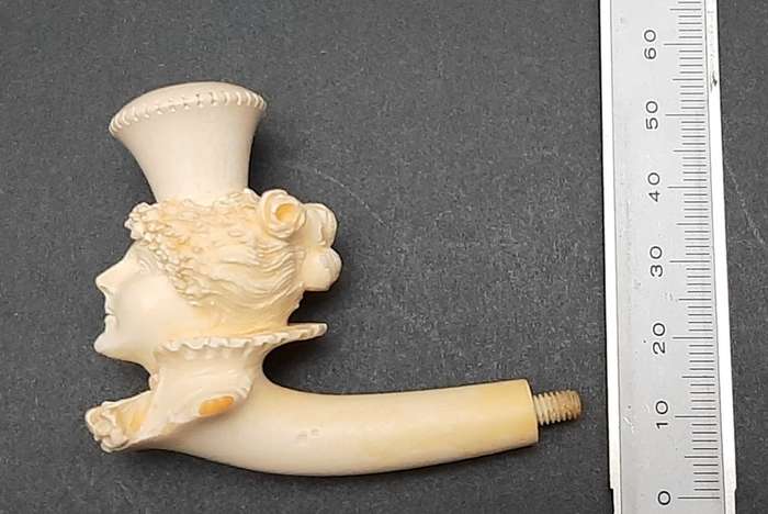 19th century German `Dame Pattern` Meerschaum pipe bowl with leather case (8cm x 6cm)