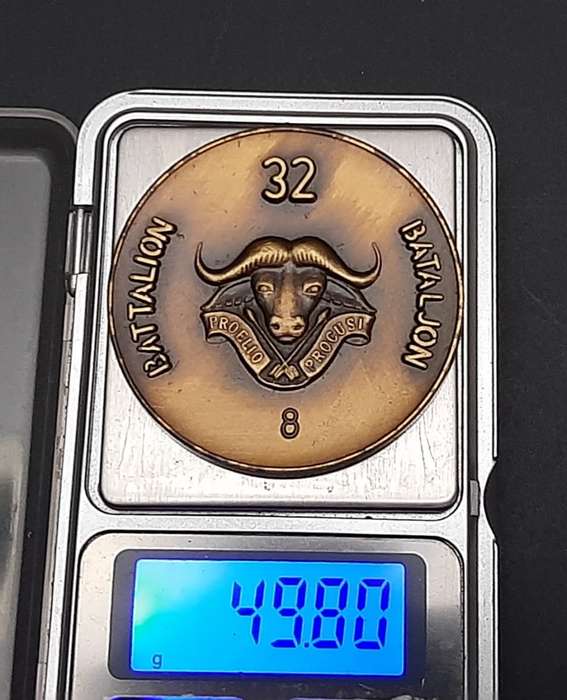 ** RARE Border War : 1989  Maj-General D.J. Mortimer 32 Battalion Medallion w/ Case (No.8).**