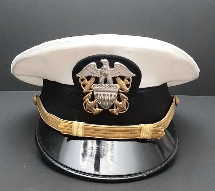 **1990s U.S. Navy : Aviation Commander Service Cap & Dress Belt (59/ Large).**