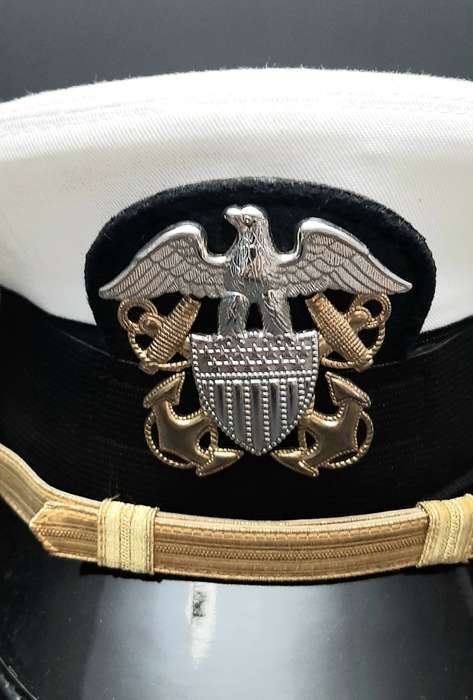 **1990s U.S. Navy : Aviation Commander Service Cap & Dress Belt (59/ Large).**
