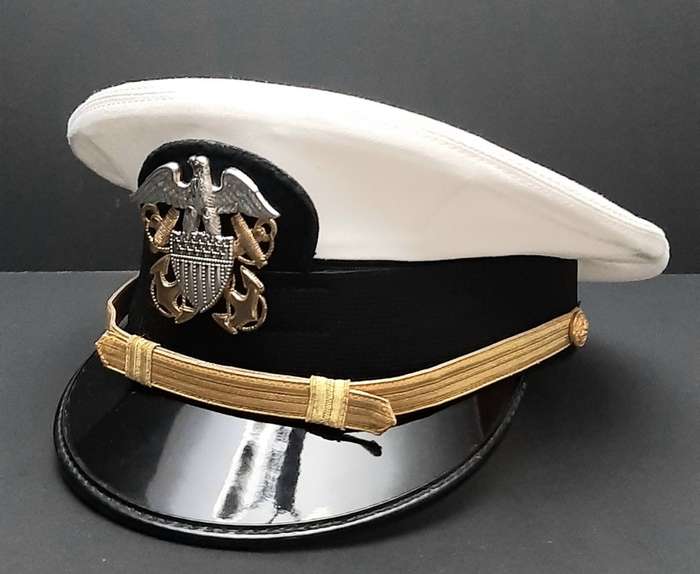 **1990s U.S. Navy : Aviation Commander Service Cap & Dress Belt (59/ Large).**