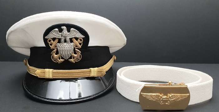 **1990s U.S. Navy : Aviation Commander Service Cap & Dress Belt (59/ Large).**