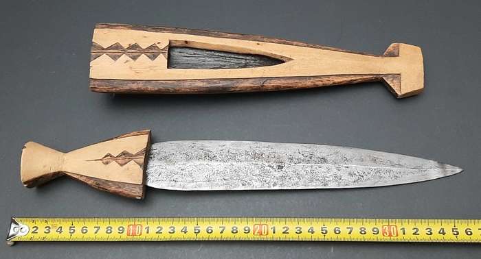 **Border War : 1980s SADF Owambo `Ndoro` Tribal Knife w/ Scabbard  (LARGE).**