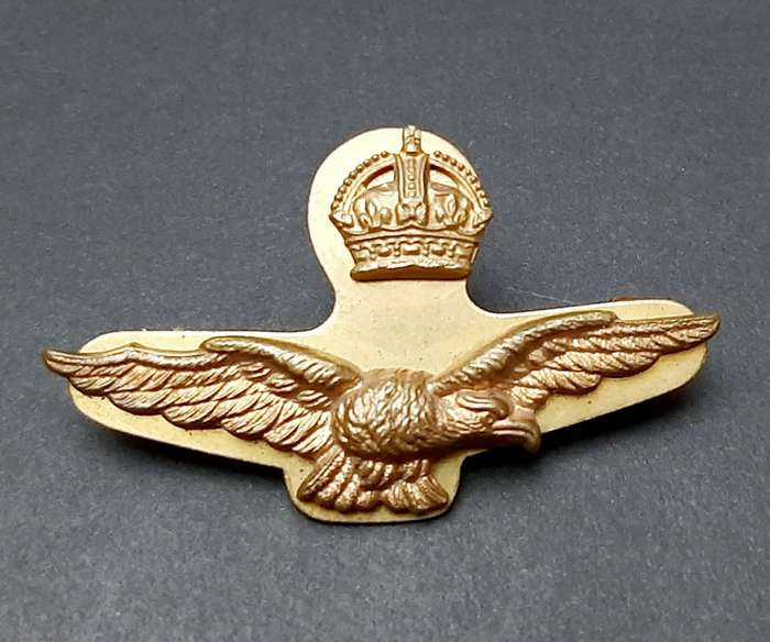 **RARE: WW2 RAF Officer`s Garrison Cap Badge w/ Stabilizer (All Pins).**