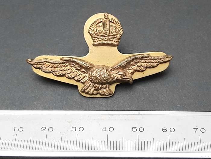 **RARE: WW2 RAF Officer`s Garrison Cap Badge w/ Stabilizer (All Pins).**