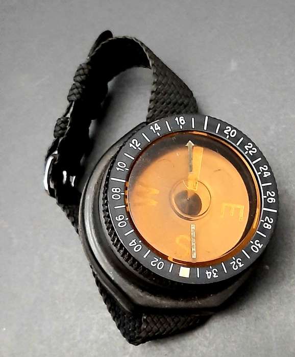 **Border War: 1980s SA Navy `Aquastar` Diver`s Wrist-Compass w/ Strap (Swiss).**