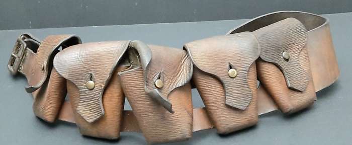 **WW1 British: 1903 Patt. Leather 5-Pocket Bandolier (Cole Bros Ltd).