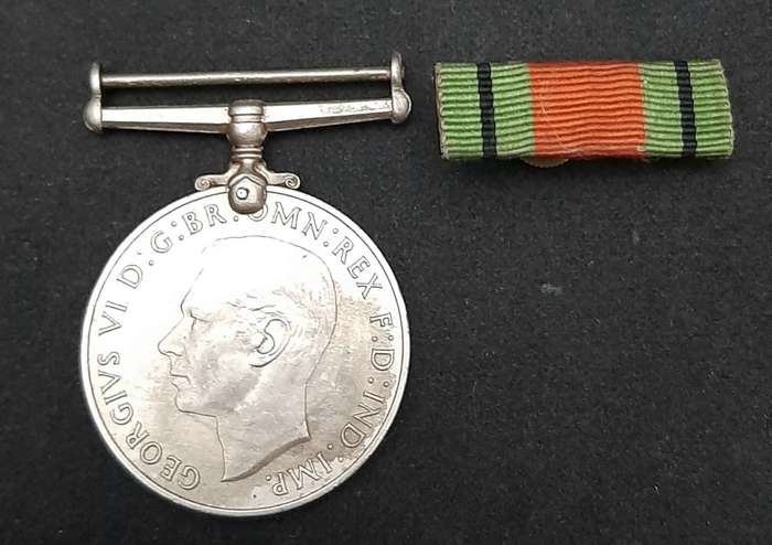 **WW2 : The Defence Medal w/ Ribbon Bar (British Issue).**
