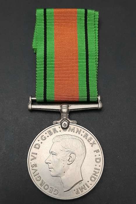 **WW2 : The Defence Medal w/ Ribbon ( British Issue)**