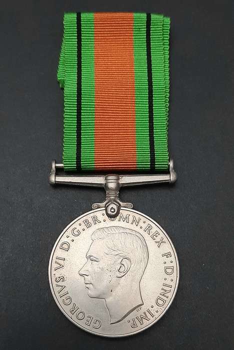 **WW2 : The Defence Medal w/ Ribbon ( British Issue)**