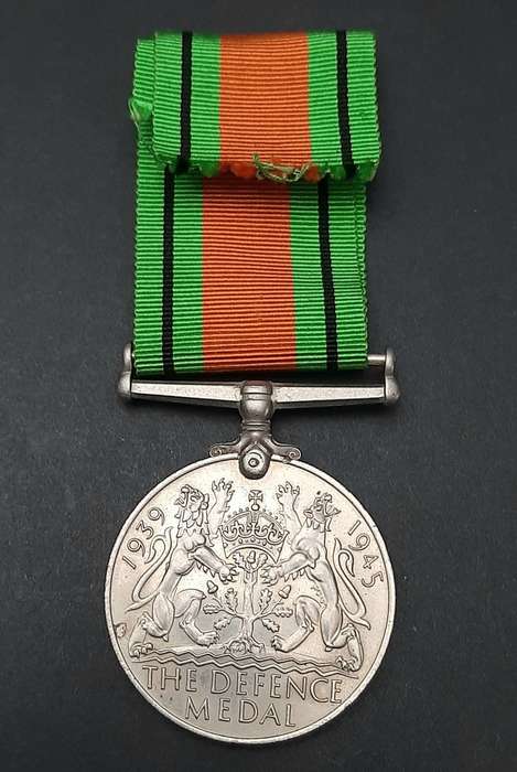 **WW2 : The Defence Medal w/ Ribbon ( British Issue)**