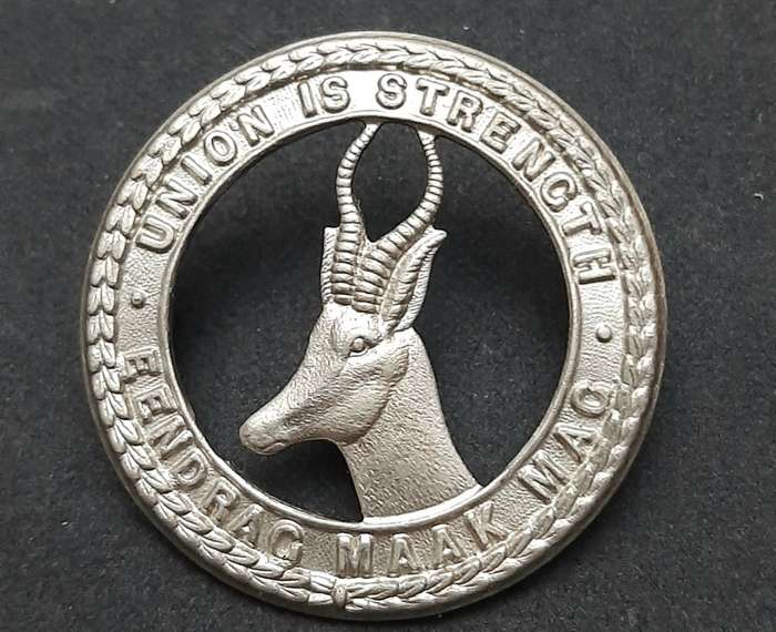 **WW2 UDF: White Metal General Service Cap Badge w/ Lugs .**