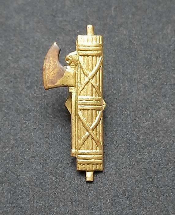 **RARE: 1930s Italian `Blackshirt` Fascist Party Badge w/ Pin. **