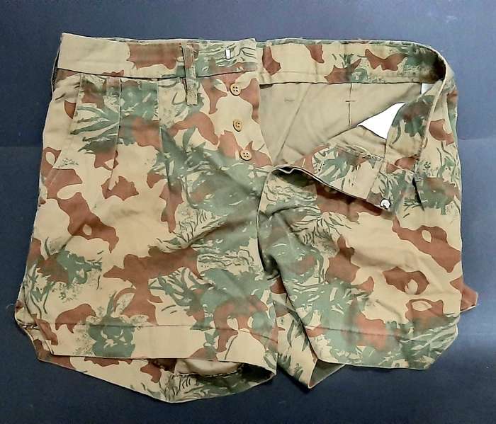 **Border War : 1980s 2nd Pattern Camouflage Shorts 36" (LARGE).**