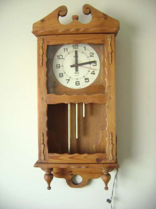 LARGE ELECTRICAL WALL HANGING CLOCK - R.S.A. QUARTZ