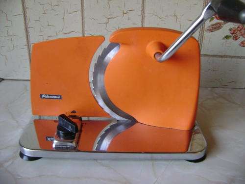 PINEWARE BREAD AND MEAT SLICER IN GOOD WORKING CONSITION