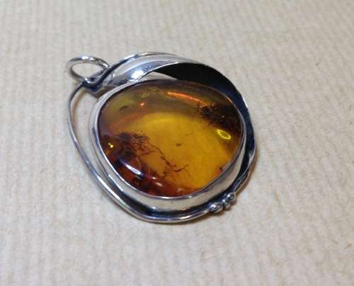 AMBER set in 925 STERLING SILVER PENDANT MARKED STYLISH & STUNNING!!!! BEAUTIFULLY DESIGNED!!!!!