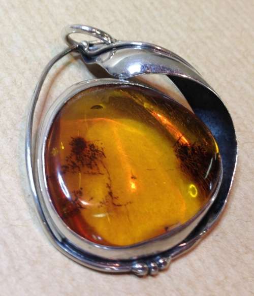 AMBER set in 925 STERLING SILVER PENDANT MARKED STYLISH & STUNNING!!!! BEAUTIFULLY DESIGNED!!!!!