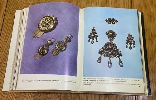 DAS GROSSE BILDERLEXIKON DER ANTIQUITATEN THE COARSE PICTURES OF ANTIQUITIES GERMAN 1968 495 pages.
