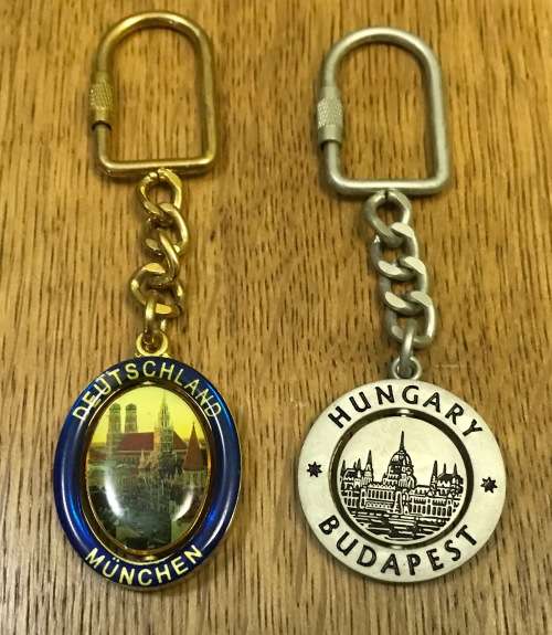 KEYRINGS x 2 - MUNCHEN GERMANY DEUTSCHLAND - BUDAPEST HUNGARY -  KEY RINGS CASTLES COAT OF ARMS