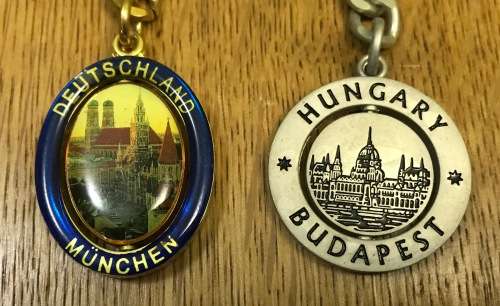 KEYRINGS x 2 - MUNCHEN GERMANY DEUTSCHLAND - BUDAPEST HUNGARY -  KEY RINGS CASTLES COAT OF ARMS