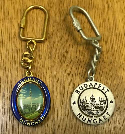 KEYRINGS x 2 - MUNCHEN GERMANY DEUTSCHLAND - BUDAPEST HUNGARY -  KEY RINGS CASTLES COAT OF ARMS