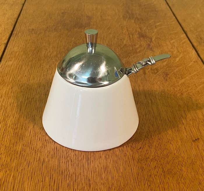 MAXWELL WILLIAMS DESIGNER HOMEWARES - JAM POT + LID + STAINLESS STEEL SPOON - WHITE.