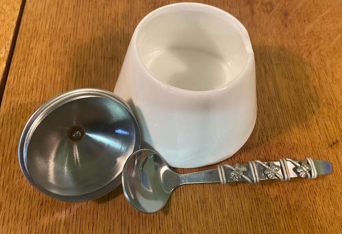 MAXWELL WILLIAMS DESIGNER HOMEWARES - JAM POT + LID + STAINLESS STEEL SPOON - WHITE.