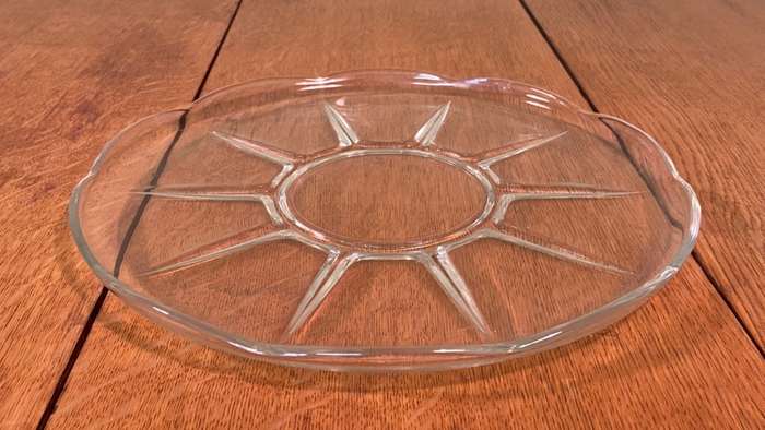 GLASS CAKE PLATE - SERVING PLATTER - ROUND - LARGE - 290mm Diameter.