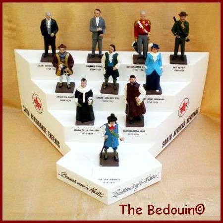 S A ERFENIS. 10 MINIATUUR TIN FIGUURTJIES OP VERHOGIE.  Net EEN teen hierdie prys. VIR NET 3 URE !