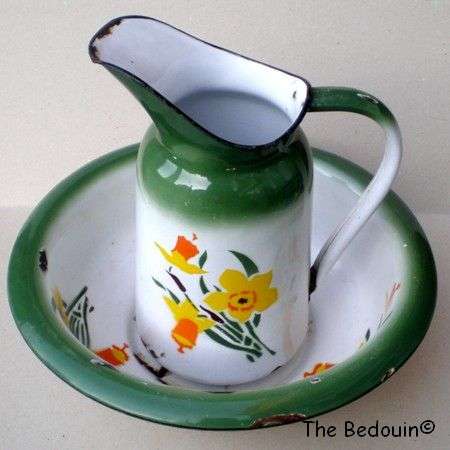 ENAMELWARE PITCHER AND BASIN. Vintage (1920s). Eastern European manufacture.