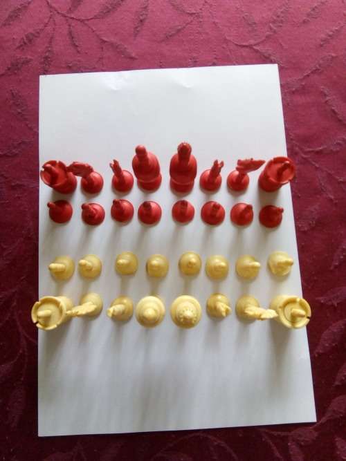 ANTIQUE `BARLEYCORN` CARVED BONE CHESS SET - EARLY 19TH CENTURY