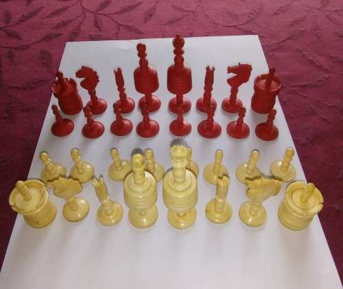 ANTIQUE `BARLEYCORN` CARVED BONE CHESS SET - EARLY 19TH CENTURY
