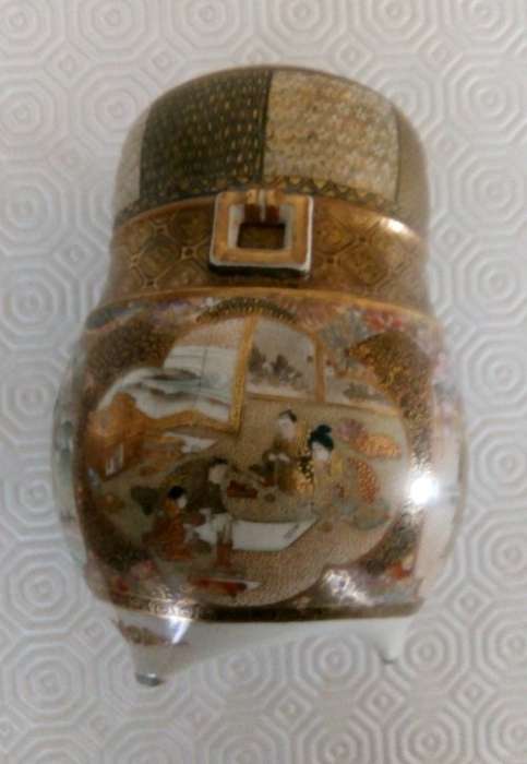 EXQUISITE HAND PAINTED SATSUMA POT SIGNED ON BASE - MEIJI PERIOD(1868 TO 1912)- WITH REPLACEMENT LID