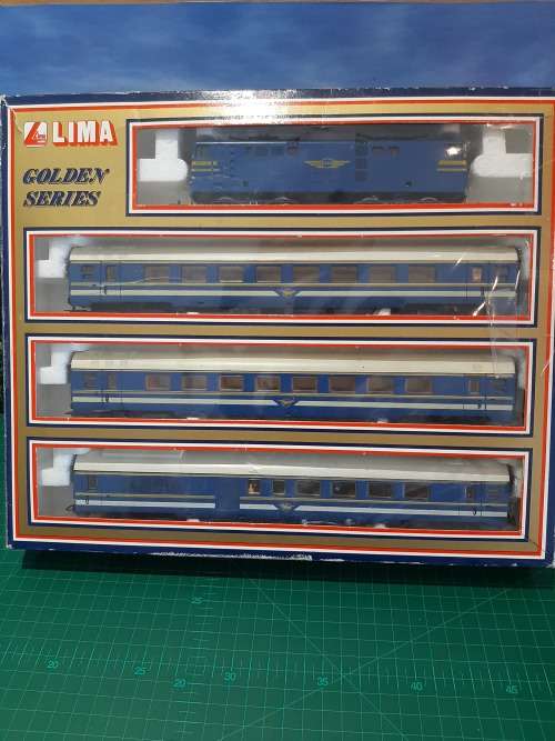 LIMA Blue Train Set (5E Locomotive with 3 coaches) BOXED