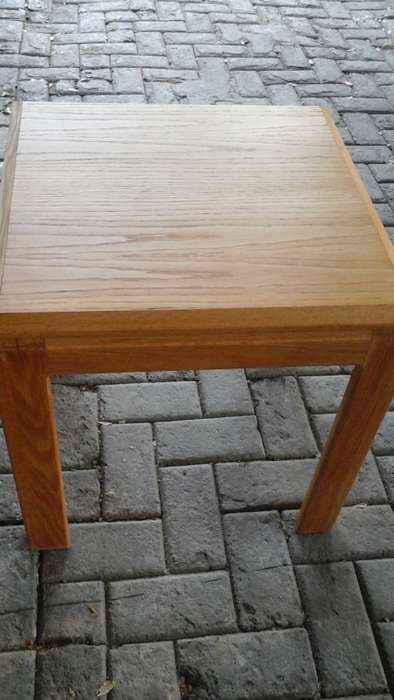 FABULOUS SOLID OAK COFFEE TABLE. FANTASTIC AND FUNCTIONAL PIECE!