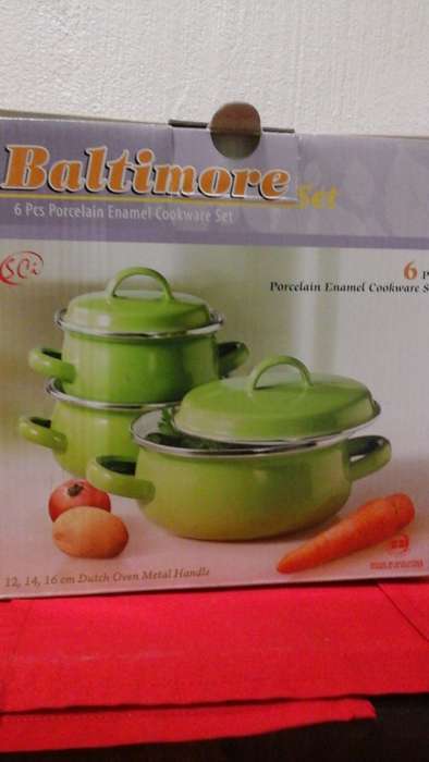 wow !!!!!!! A PORCELAIN ENAMEL 6 PIECE COOK WARE SET STILL IN ITS BOX
