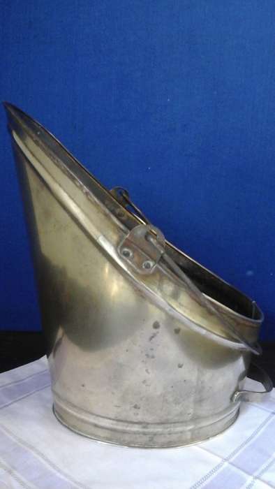 BRASS IS BEAUTIFUL. A MAGNIFICENT  VINTAGE COAL SCUTTLE. FANTASTIC ORNAMENT FOR NEXT TO YOUR FIRE.