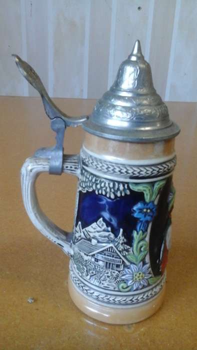 HIGHLY COLLECTIBLE A VINTAGE TANKARD THAT IS SMALLER THAN USUAL. LOVELY PIECE