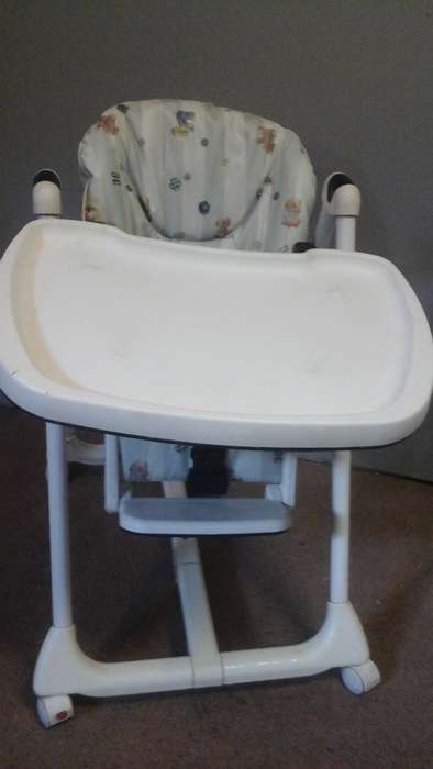 INCREDIBLE HIGH CHAIR ON WHEELS. AWESOME AND USEFUL PIECE!
