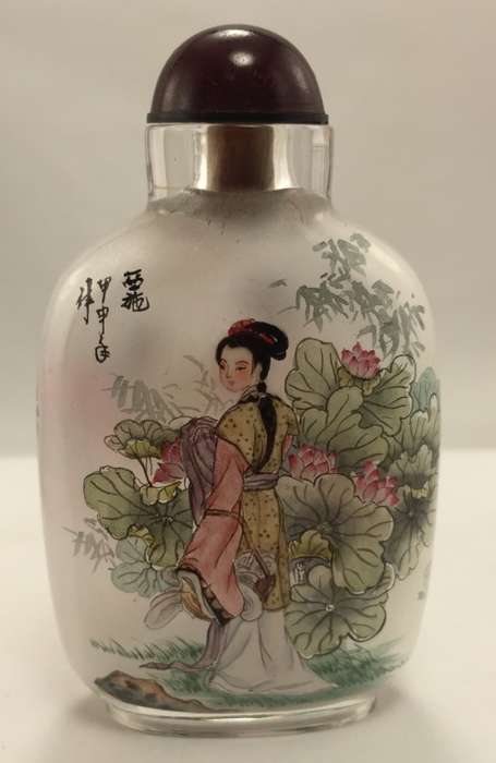 Exquisite Chinese snuff bottle in box
