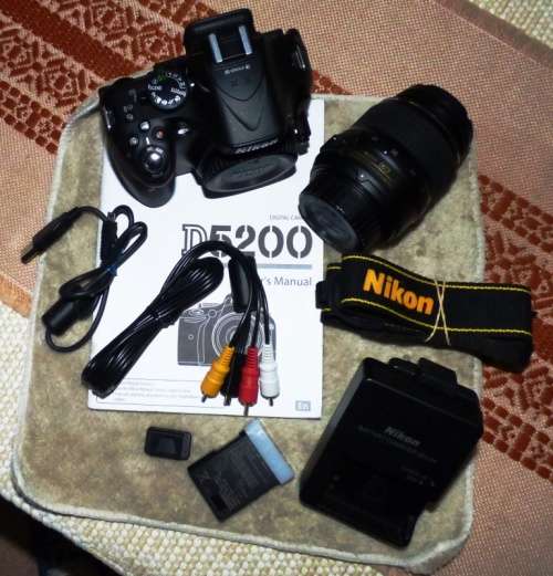 Nikon  D5200. mint condition. shutter count 1657.  ED18-55 AF-S DX  GII lens