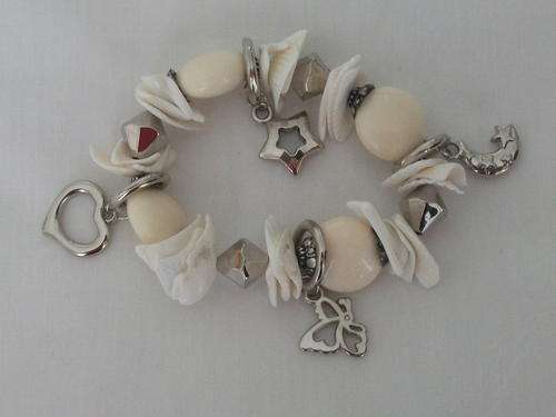 BEAUTIFUL SHELL BRACELET WITH 5 CHARMS ADDED