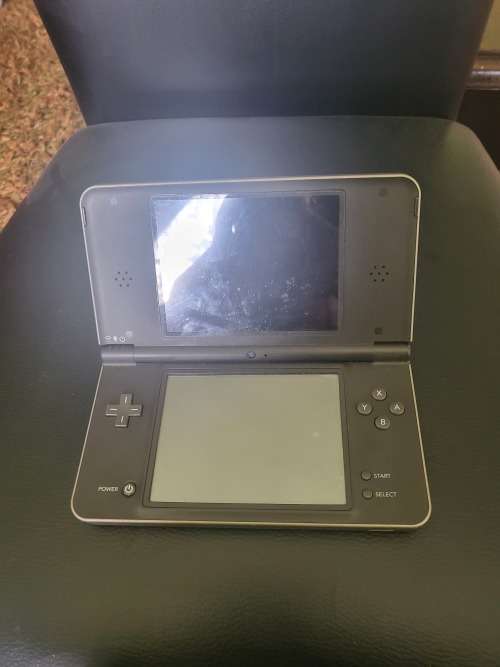 NINTENDO DS XL (WORKING NO CHARGER)