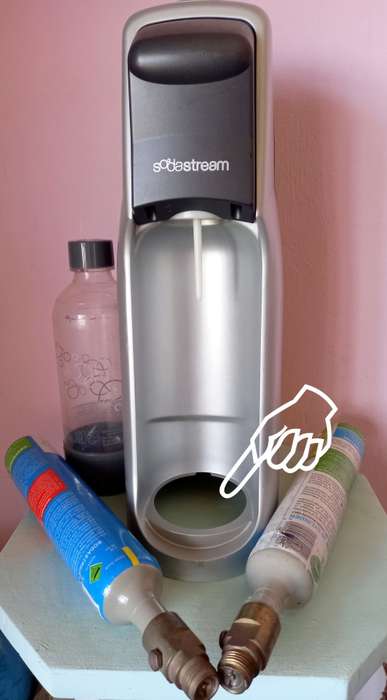 SODA STREAM WITH TWO GAS CANISTERS (PLEASE SEE DESCRIPTION)