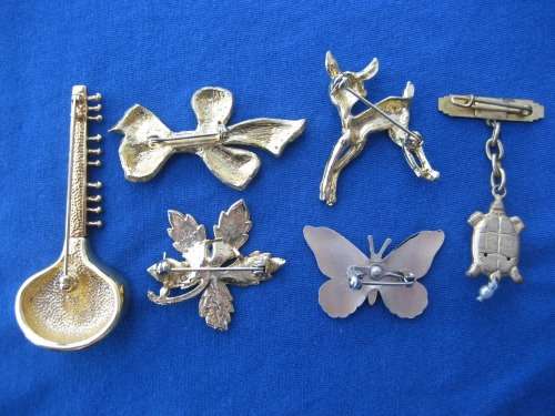 Six Gold Gold Coloured Costume Jewellery Brooches