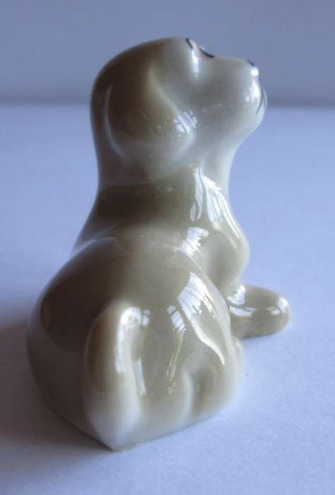 WADE PUPPY LYING HAPPY FAMILIES CIRCA 1961-1987 (SEE DESCRIPTION)